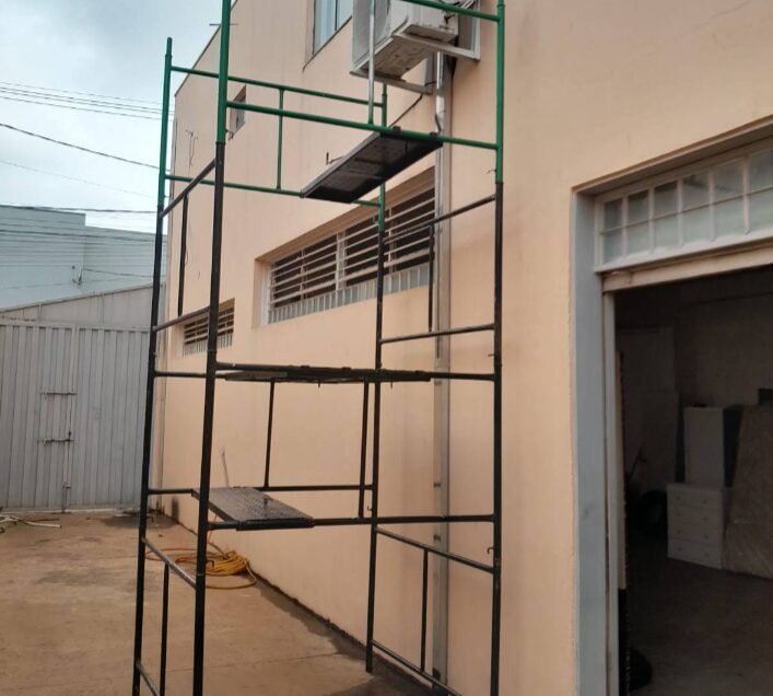 Andaime montado para instalação de ar condicionado em altura