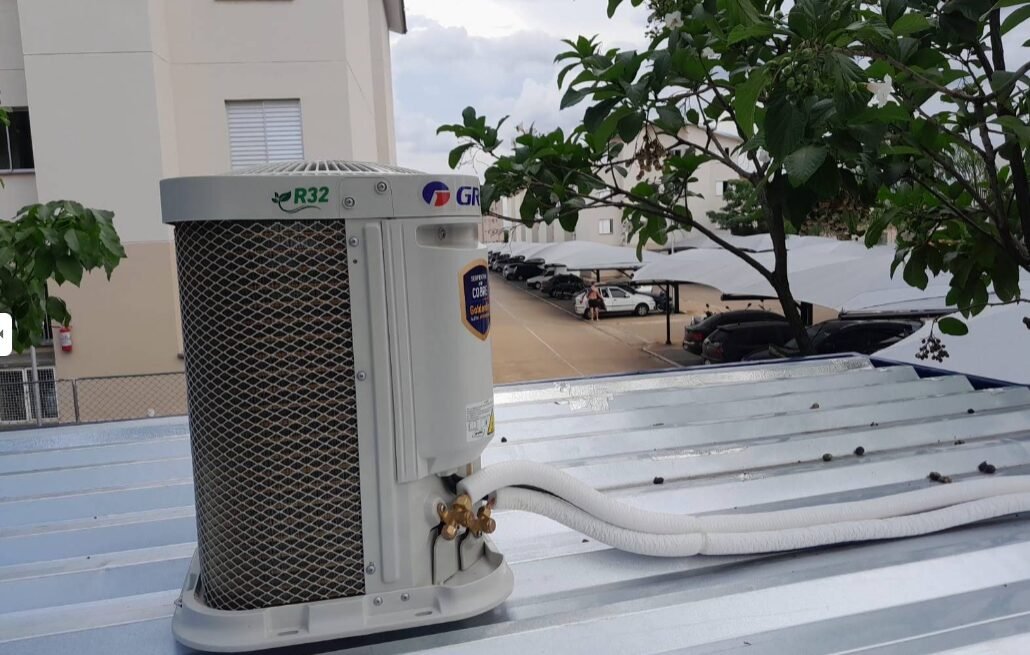 Condensadora instalada em telhado comercial ao lado de placas solares
