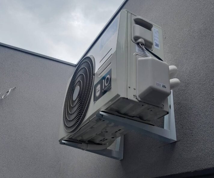 Condensadora instalada em suporte de parede externa
