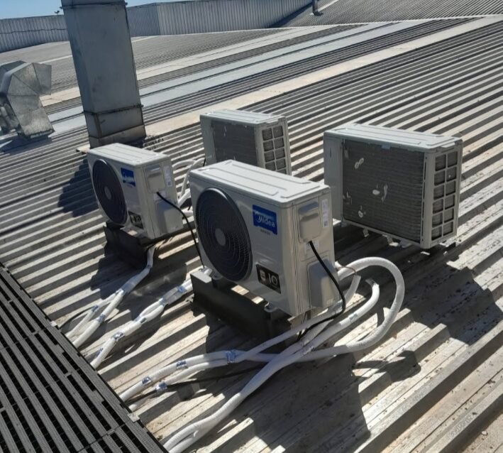 Condensadoras Midea instaladas em telhado industrial