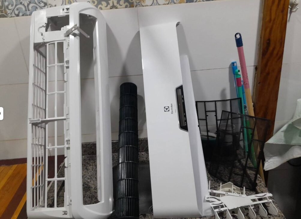 Peças de ar condicionado desmontadas para higienização