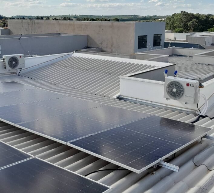 Condensadoras instaladas em telhado com placas solares