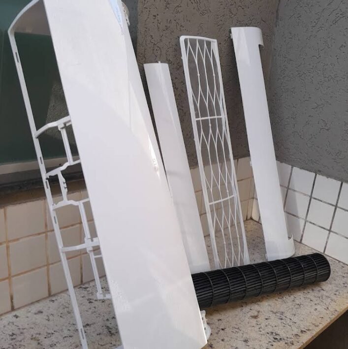 Peças plásticas de split desmontadas para limpeza profunda
