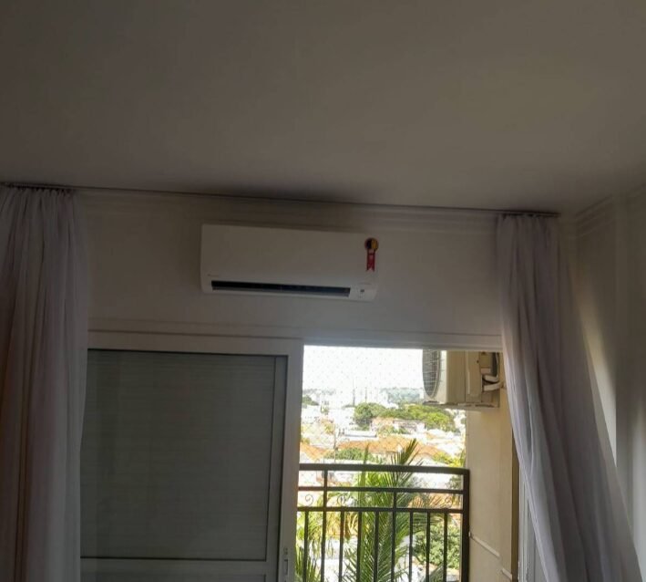 Ar condicionado split recém-instalado em quarto residencial