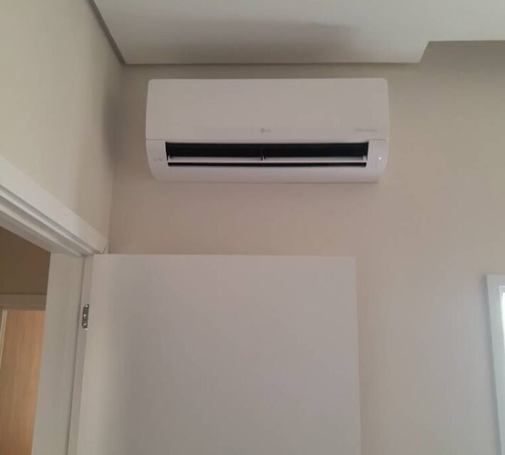 Ar condicionado split LG instalado em ambiente residencial